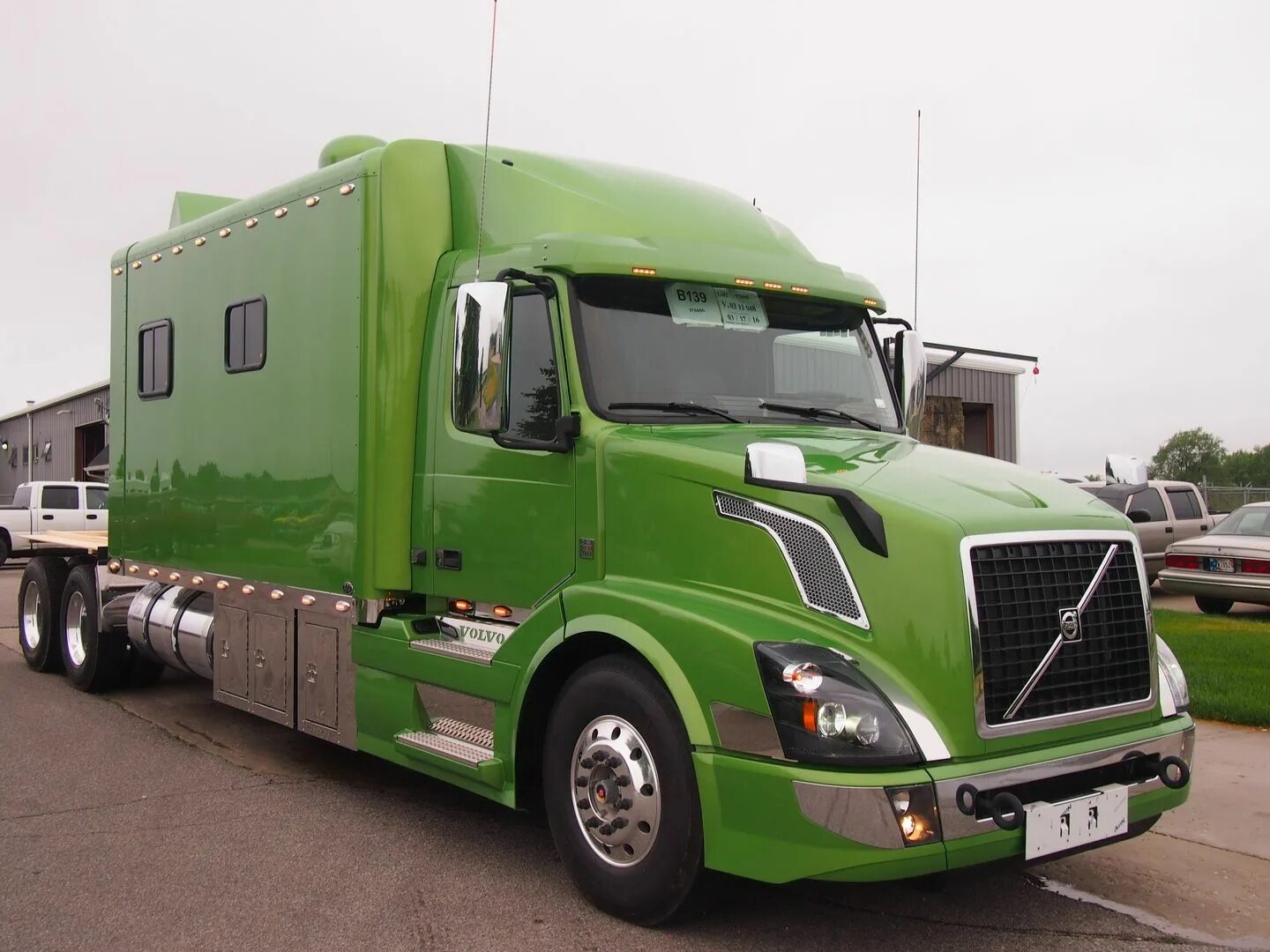 Volvo VNL 860 Sleeper. Volvo VNL 860 С большим спальником. Volvo VNL 2023. Спальник Вольво внл 860. Купить седельный тягач в новосибирске