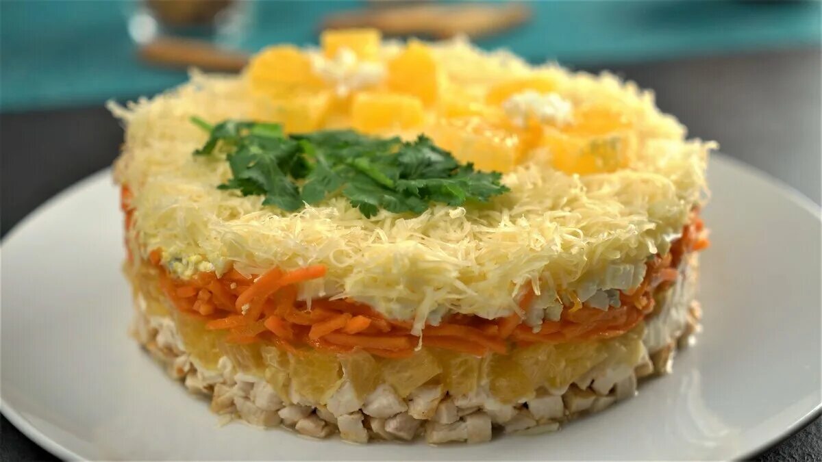 Салат апельсиновая с курицей. Салат восторг гостей. Салат с апельсином и корейской морковкой. Салат с апельсином и курицей. Салат восторг с корейской.