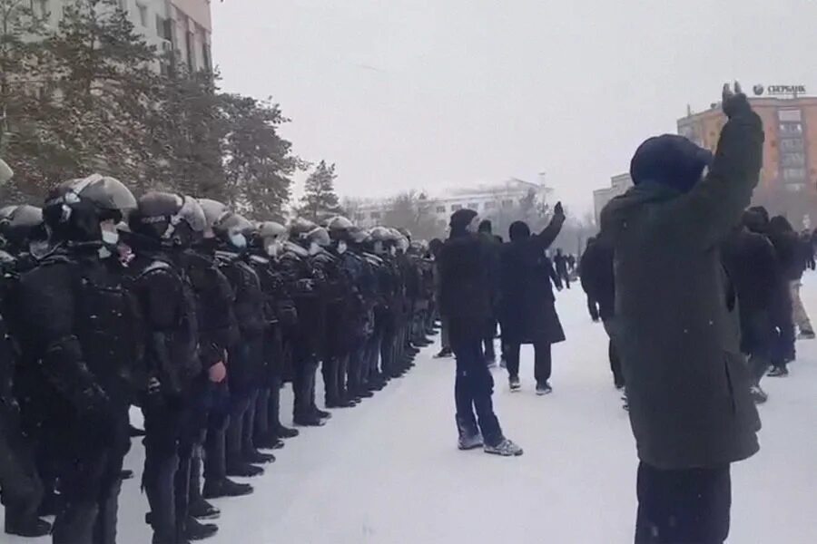 Полиция Актобе. Фото с митинга Актобе 04.02.22. Аресты демонстрантов в Москве фото. Казахстан отказал России видео. Арест отказываться
