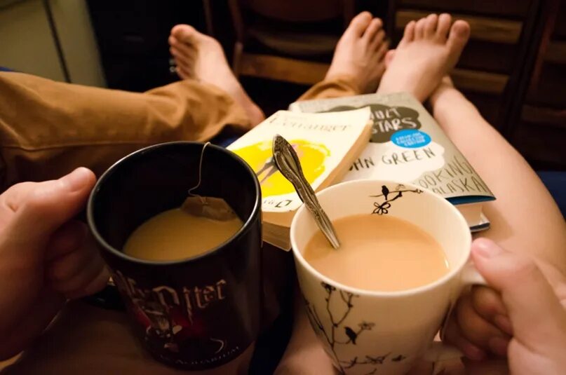 Пью сильно горячий пью чай. Чай с любовью. Наливает чай. Чай вместе. Кружка с чаем в руке.