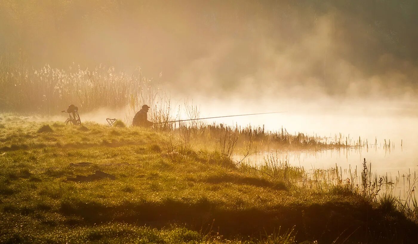 Калининградская область фото в тумане. Картина туман на берегах Уэльса. Рыбак в тумане картинки. Орегон берег туман.