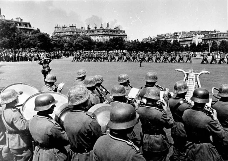 Парад немецких войск. Парад вермахта в Париже 1940. Парад немецких войск в Париже в 1940 году. Парад немцев в Германии 1940. V Франция 1940г.