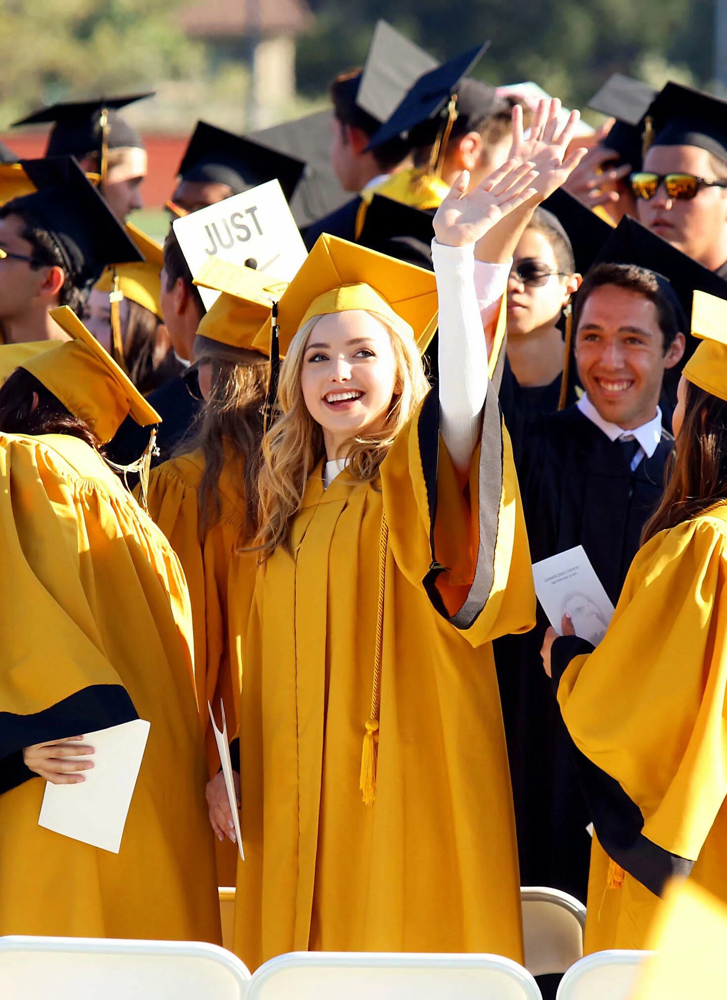 High school graduates. Oak Park High School Пейтон лист. Выпускники в мантиях радуются. Магистратура фон. Фото выпускников университета.