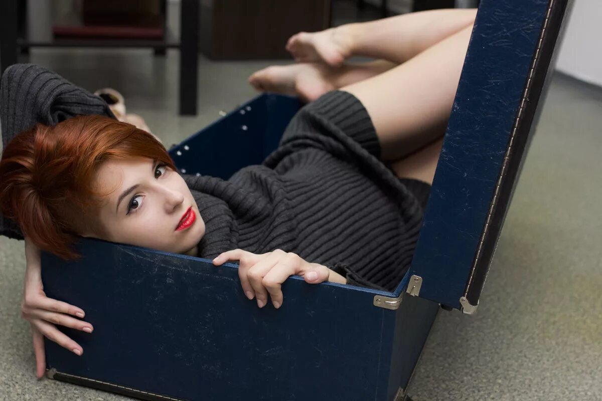 Человек в стеклянном ящике. Девушку закрыли в стеклянном ящике. Человек в банке стеклянной. Стеклянный человек. Человек в стеклянном кубе.