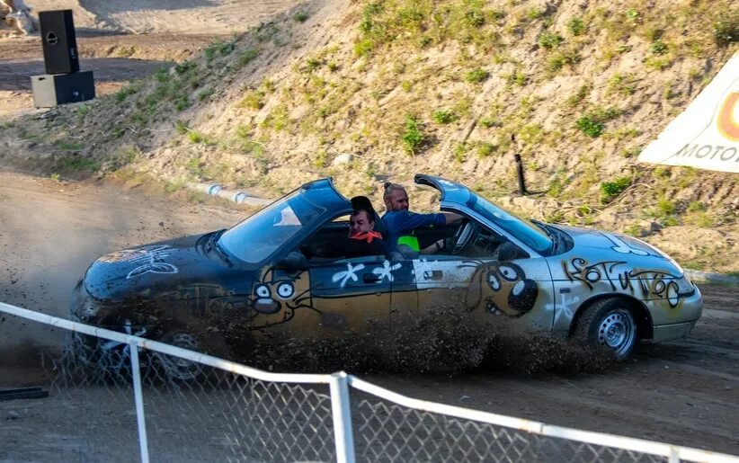 Каскадерские трюки из фильмов. Опасные трюки на машинах. Каскадерская машина. Шоу каскадеров. Шоу каскадеров.