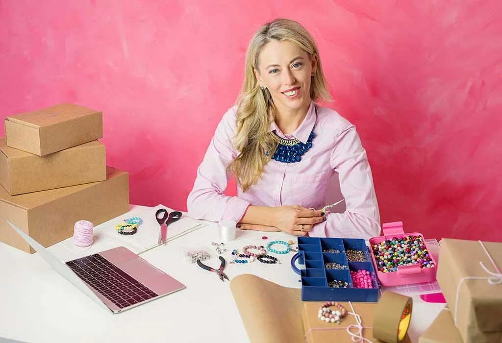 Бизнес в маленьком городе. Идеи для бизнеса на дому. Бизнес идеи для женщин с нуля. Творческие идеи для бизнеса. Какой бизнес можно открыть женщине с нуля.