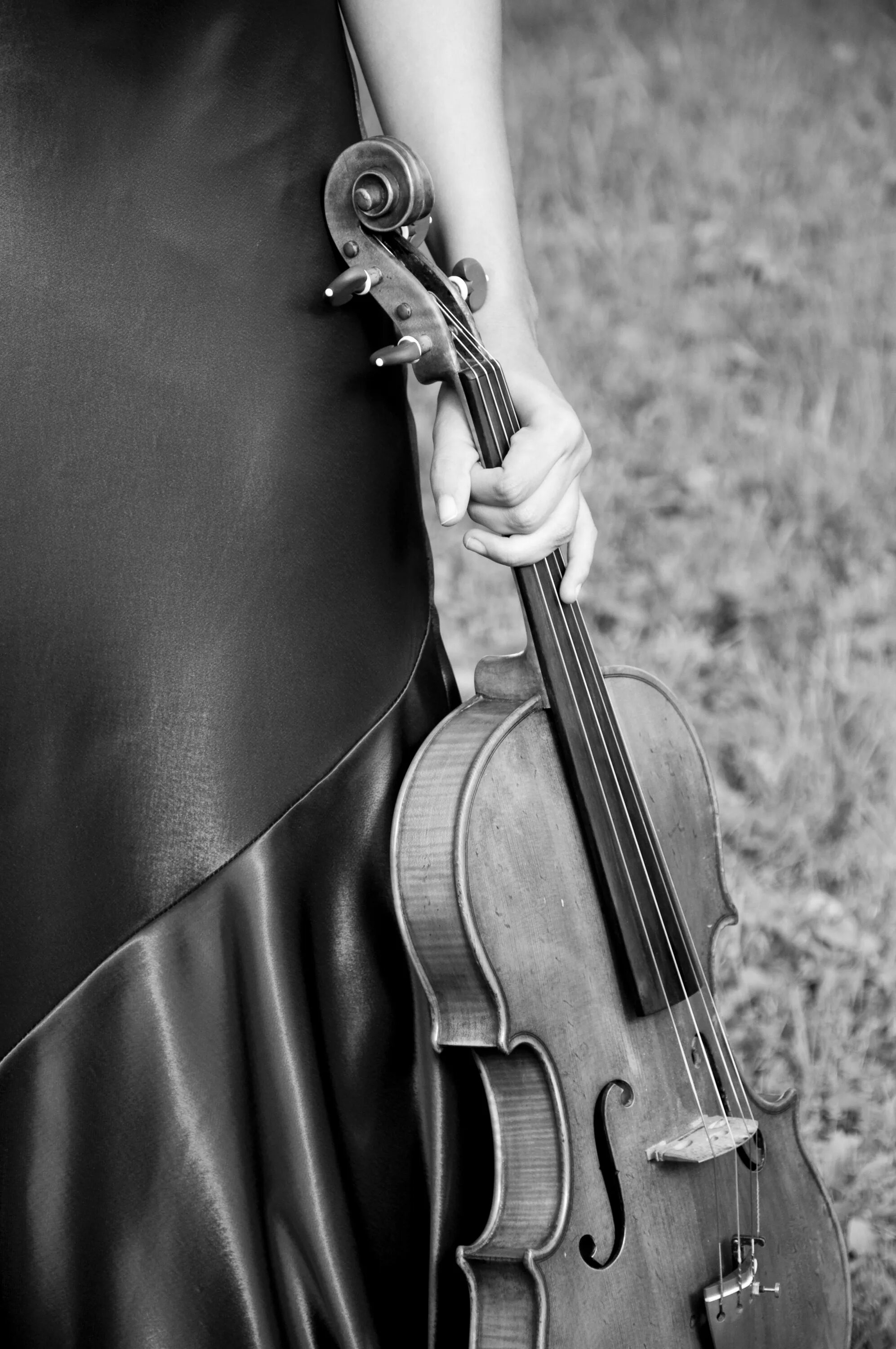 Скрипка на полу. Девушки со скрипкой. Фотосессия со скрипкой. Красивая скрипка. Красивая скрипачка.