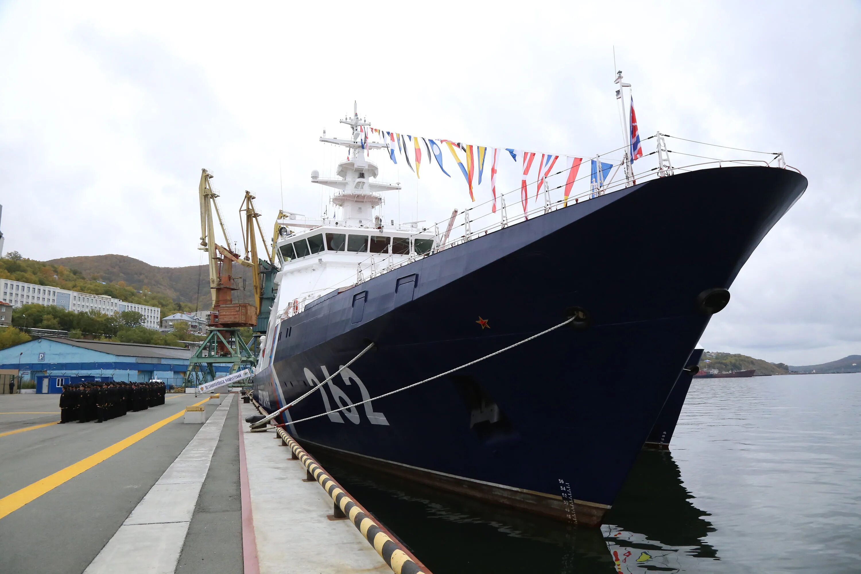 Судно. Судно бмрт петропавловск. Корабль проекта 22100 океан. Кладбище затонувших кораблей петропавловск камчатский. 22100.