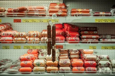 Ассортимент колбасы в магазине
