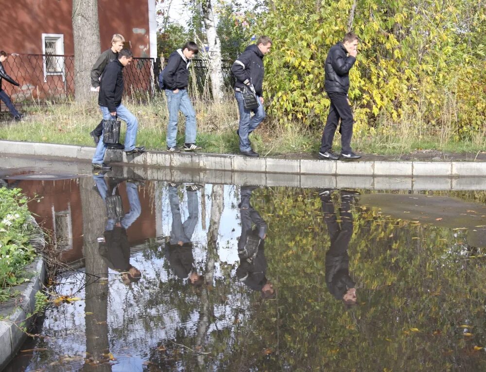 А вода по асфальту рекой. Вода по асфальту. Река на асфальте. Вода по асфальту рекой картинки. И вода по асфальт турекой.