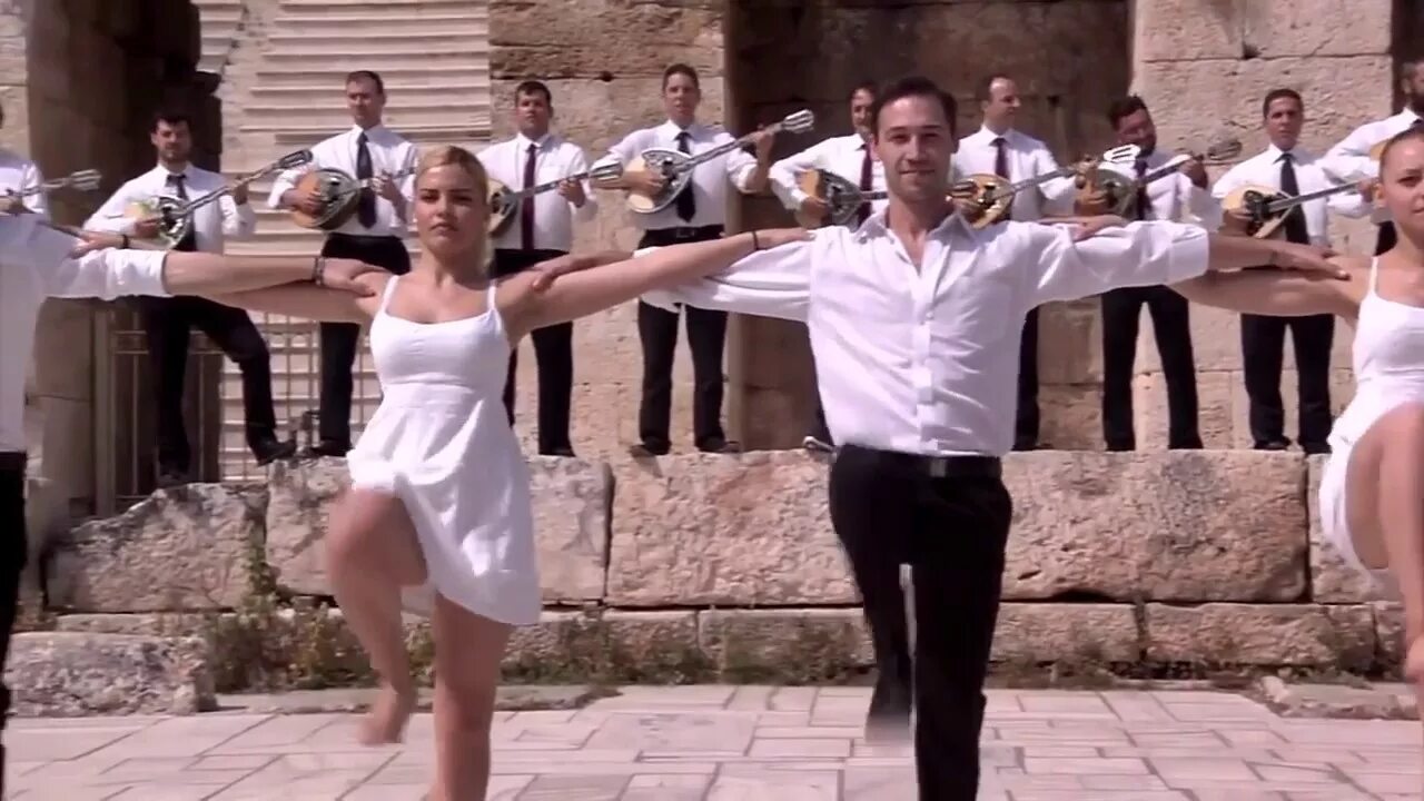 Песня танцы без конца. Зорба Грек Сиртаки. Танец Сиртаки греки. Греческий танец девушки. Греки танцуют Сиртаки.