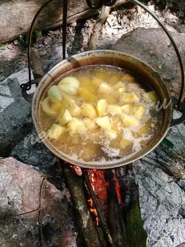 Шурпа в казане на костре из баранины. Шурпа из баранины в казане на костре. Шулюм на костре в казане. Суп Шурпа на костре в казане. Шурпа из говядины в казане на костре.