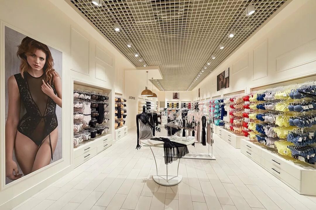 Магазин женского нижнего белья. Интерьер магазина нижнего белья. Витрина бутика нижнего белья. Премиум магазин белья. Новый стиль магазин одежды.