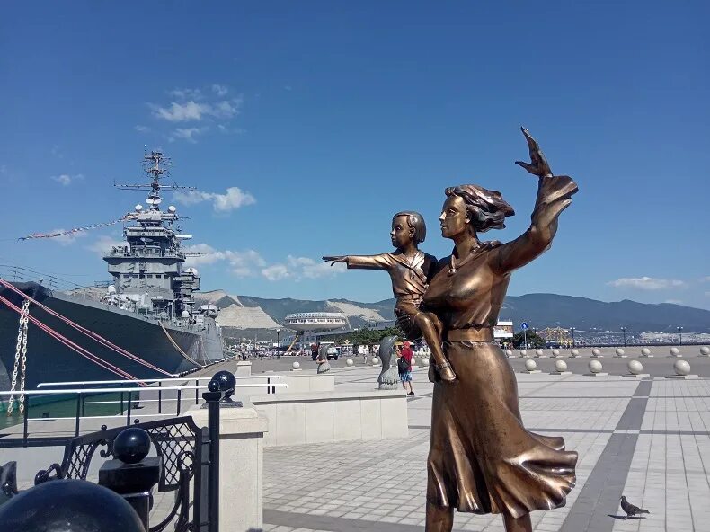 Памятник жене моряка в Новороссийске. Памятник женам моряков в Новороссийске. Жена моряка Новороссийск. Новороссийск достромечательности. Новороссийск достопримечательности и развлечения