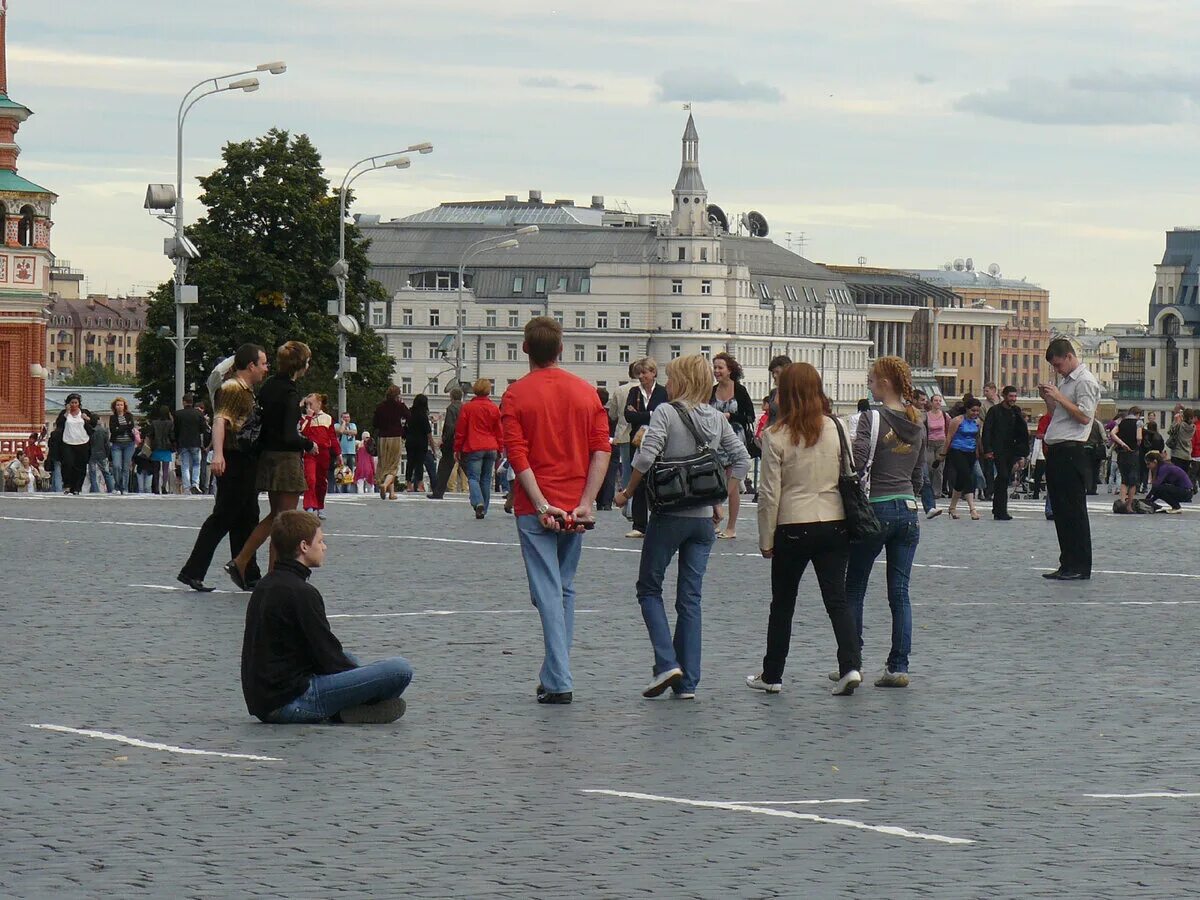 Площадь на человека в московской области. Люди на площади. Люди на улицах Москвы. Москва люди. Люди на улице Россия.