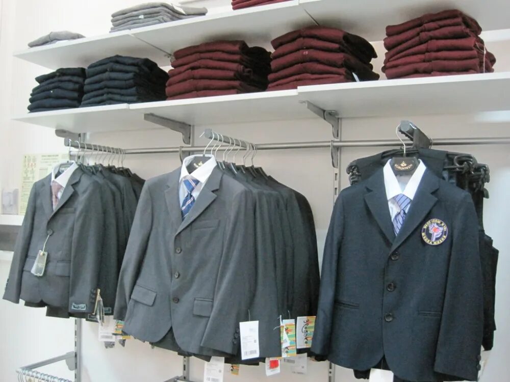 Магазин школьной одежды. Школьная форма на вешалке. Магазин школьной формы в Москве. Форма для магазина.