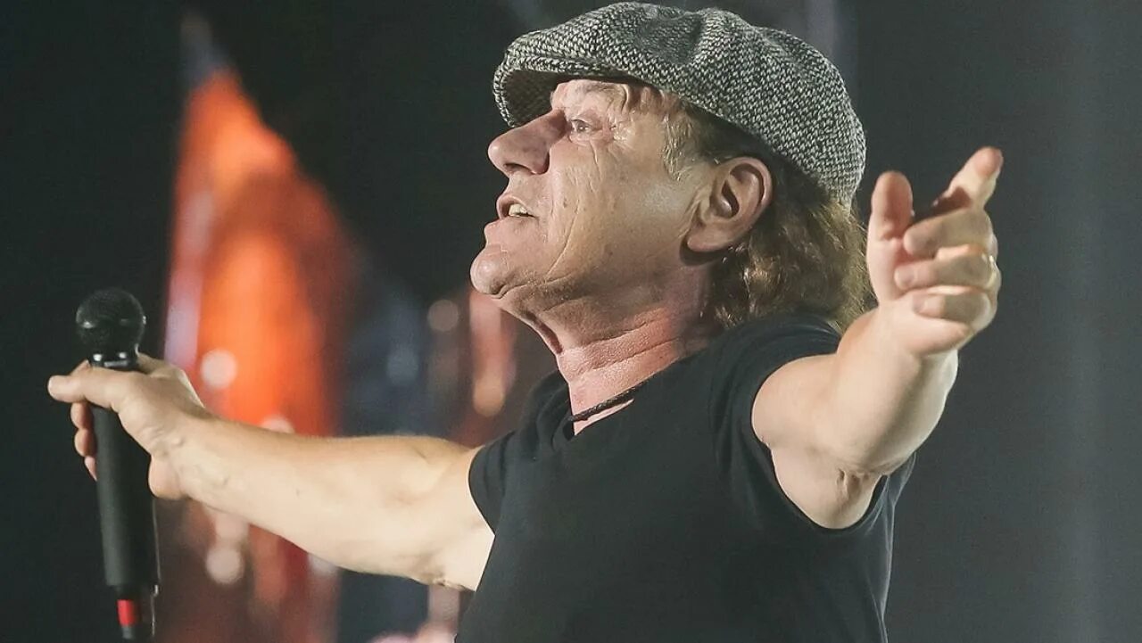Лидер группы обладает. Брайан Джонсон AC/DC. Солист группы АС ДС. Брайан Джонсон AC/DC 2021. Вокалист AC DC Брайан Джонсон.