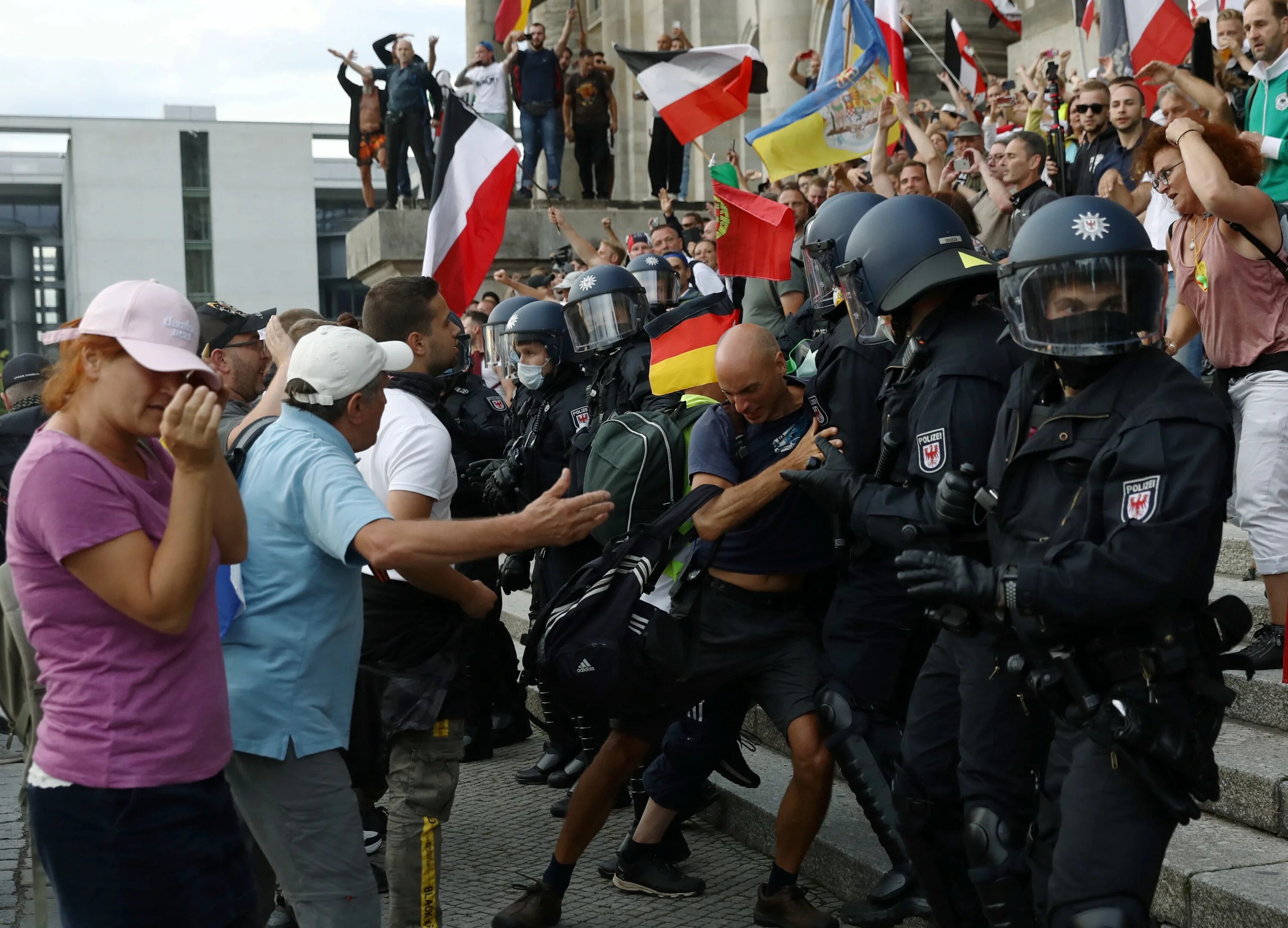 Митинги в Германии 2020. Протесты в Германии 2022. Антиковидные протесты Германия. Разгон демонстрации в Германии.