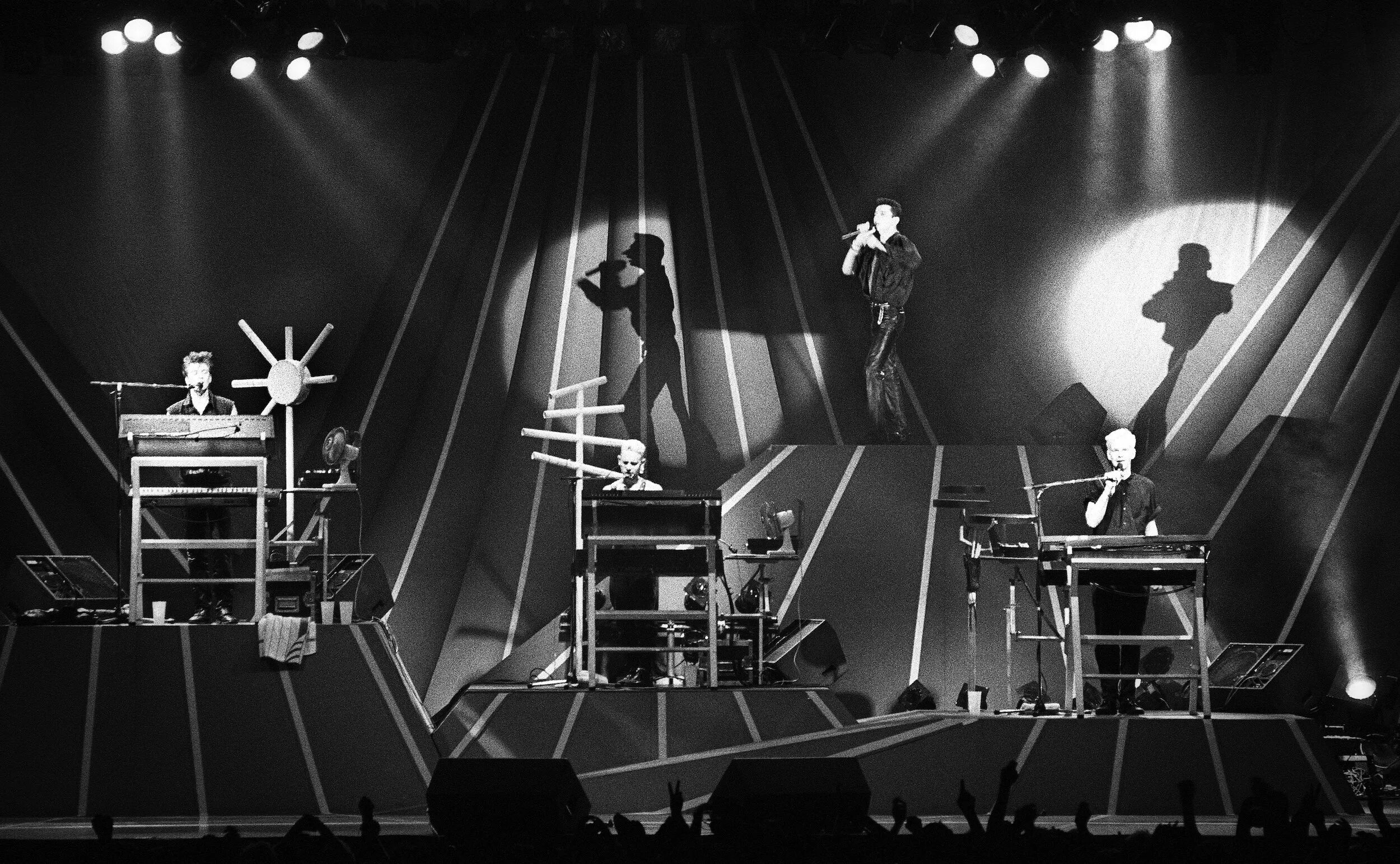 Депеш мод блэк. Depeche mode 1990 на сцене. группа depeche mode 1986. блэк селебрейшен депеш мод. depeche mode 2025.