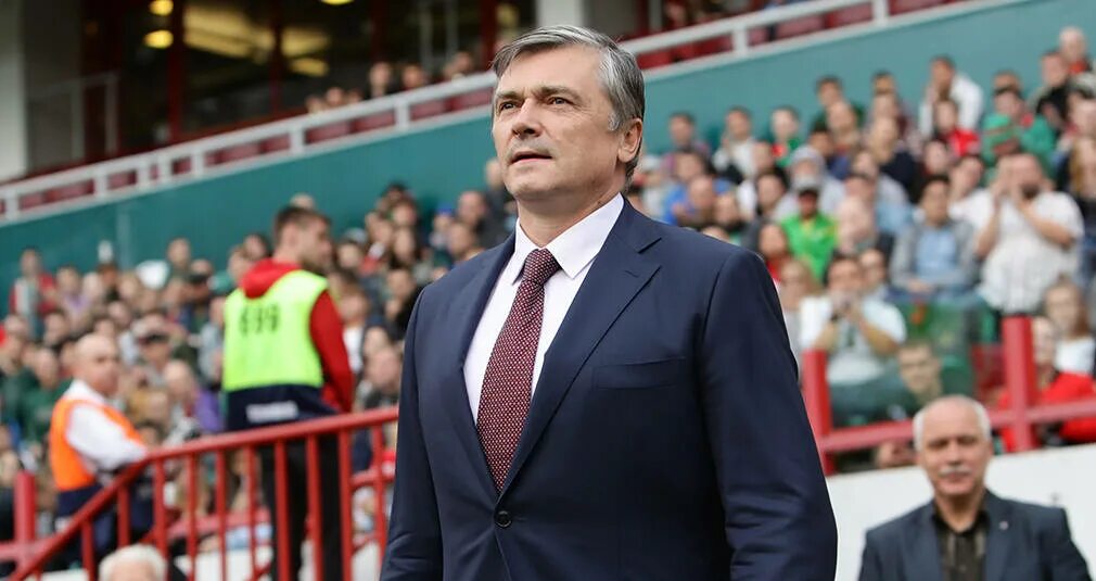 Директор фк локомотив. Тренер локомотива 2022. Директор фк локомотив. Логотип локомотива футбол на белом фоне. Директор фк локомотив.