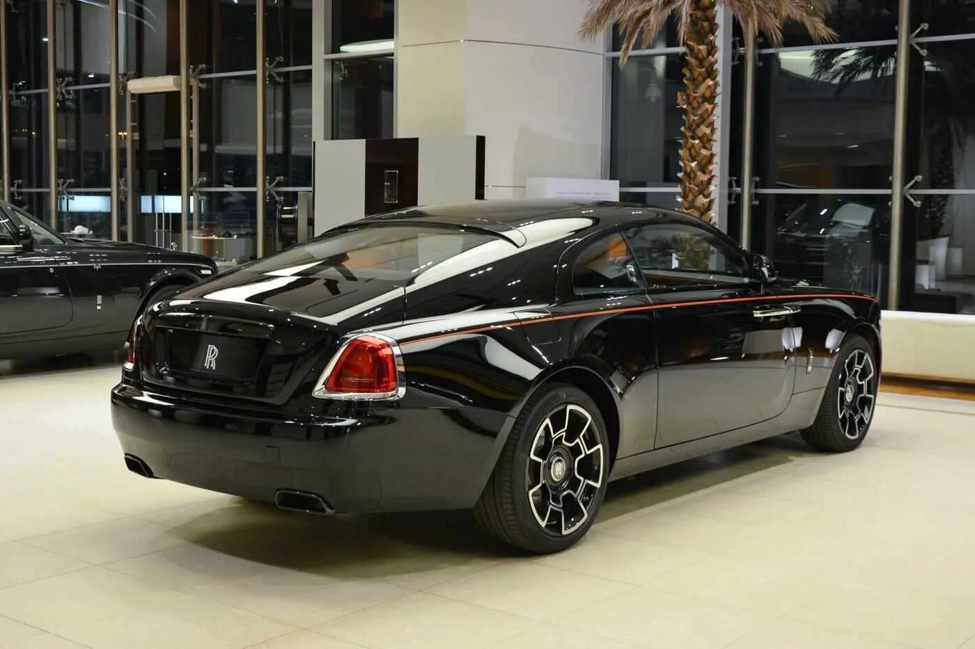 Rolls royce badge. Роллс Ройс врайт Блэк. Rolls Royce Wraith черный. Rolls Royce Wraith Black badge. Роллс Ройс Ройс Блэк бейдж.