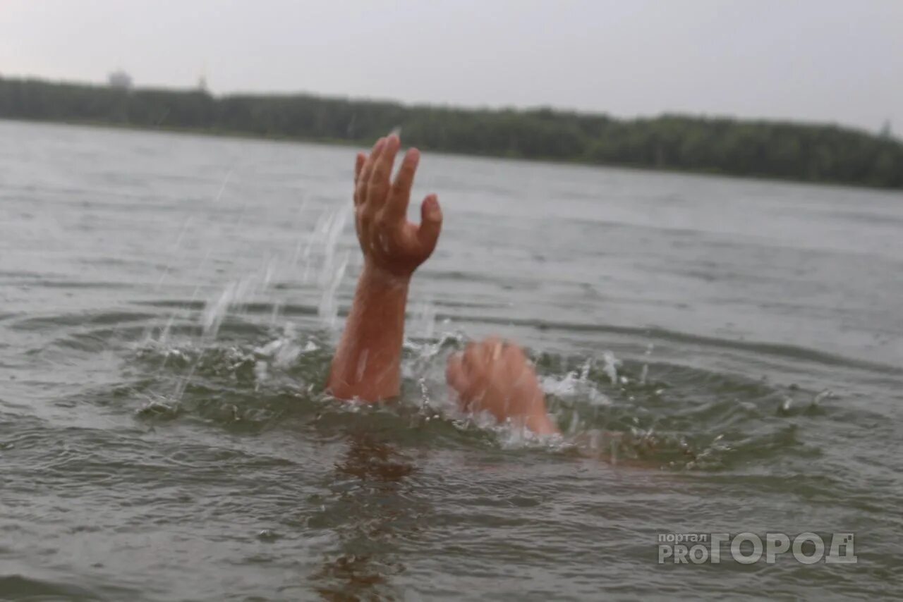 Вода в руках. Человек тонет в море. Тонущий человек. Девушка тонет. Тонущий человек.