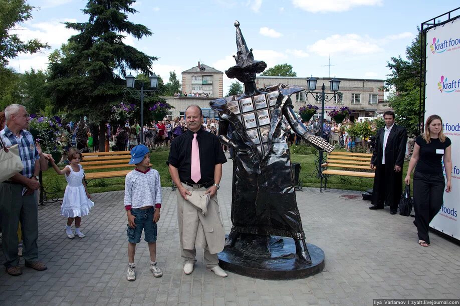 День города девушки. Памятник шоколадной фее в покрове. Покров город достопримечательности. Покров день города. День города город покров.