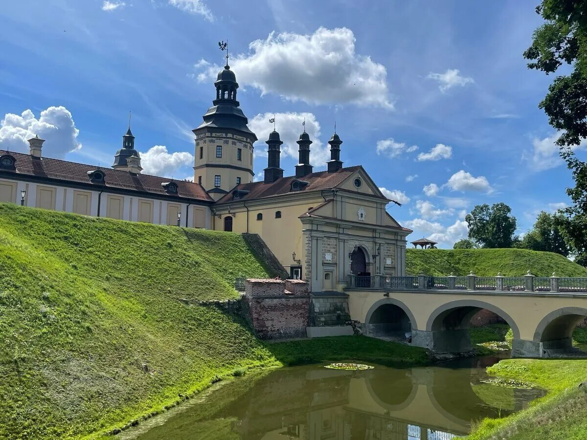 Замок радзивиллов в несвиже. Дворцово-парковый комплекс радзивиллов в несвиже. Несвижский замок беларусь. Историко-культурный музей-заповедник «несвиж». Несвижский замок в белоруссии.