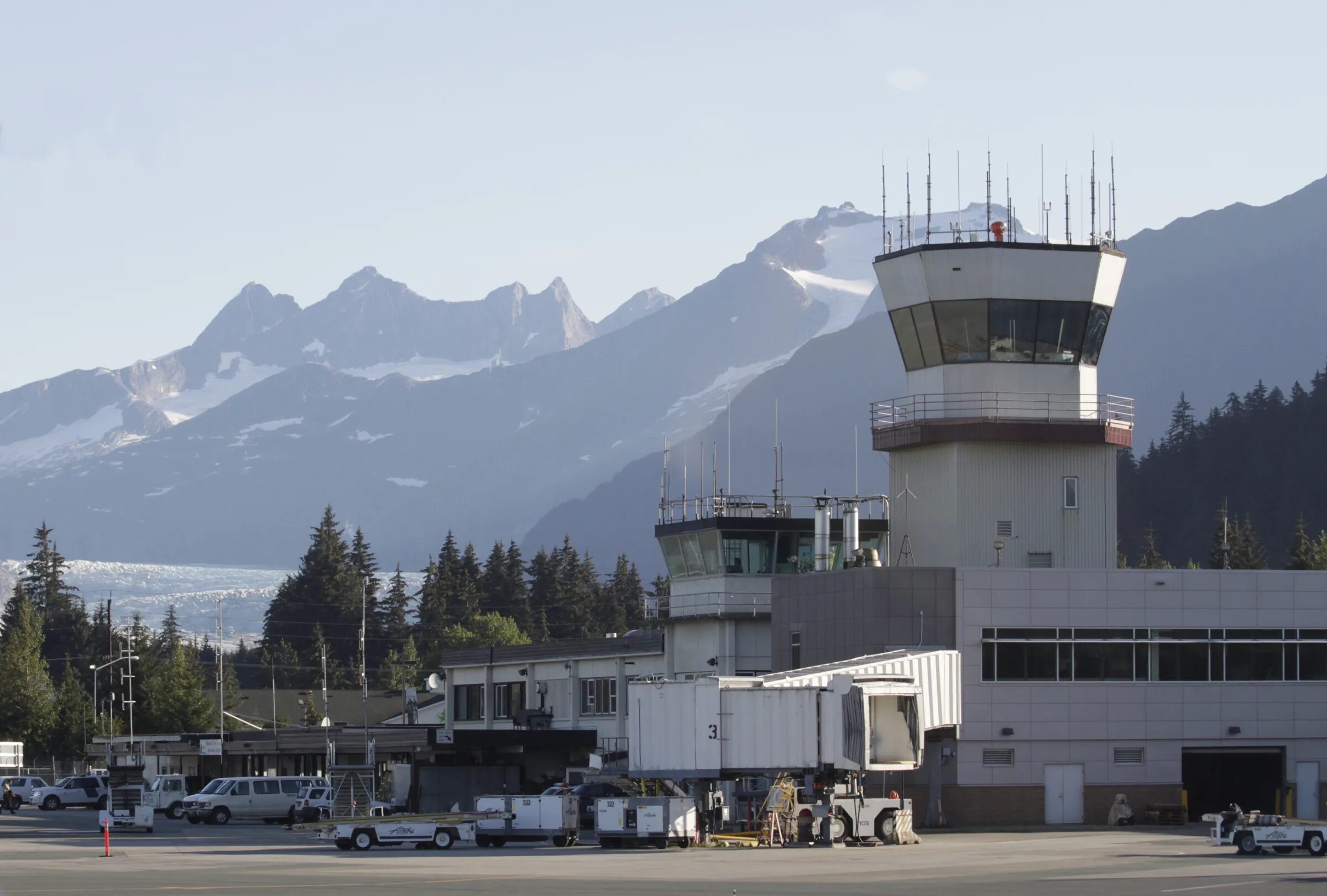 Аляска аэропорт. Аэропорт Джуно Аляска. Juneau Alaska аэропорт. Международный аэропорт «Джуно» на Аляске. Хили город Аляска аэропорт.