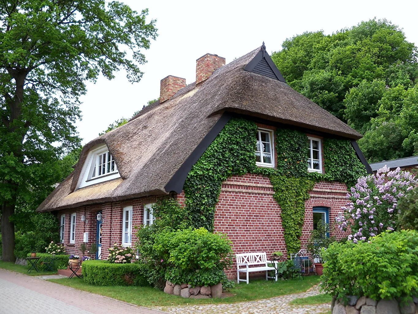 Купить недвижимость в германии. Европейские домики. Дом в Германии. Красивые немецкие домики. Старинные европейские домики.