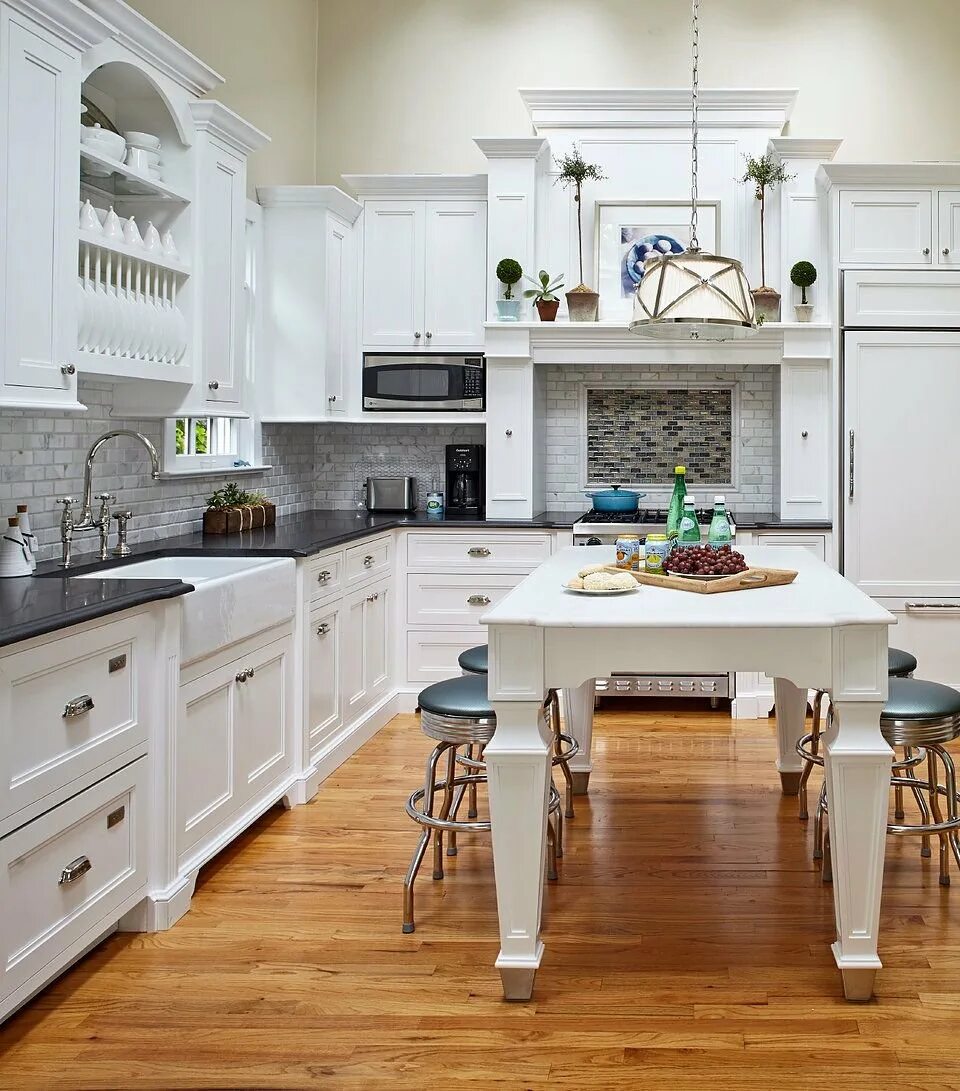 White kitchen. Кухня в американском стиле. Американская кухня интерьер. Кухня в американском стиле интерьер. Кухня в стиле американской классики.