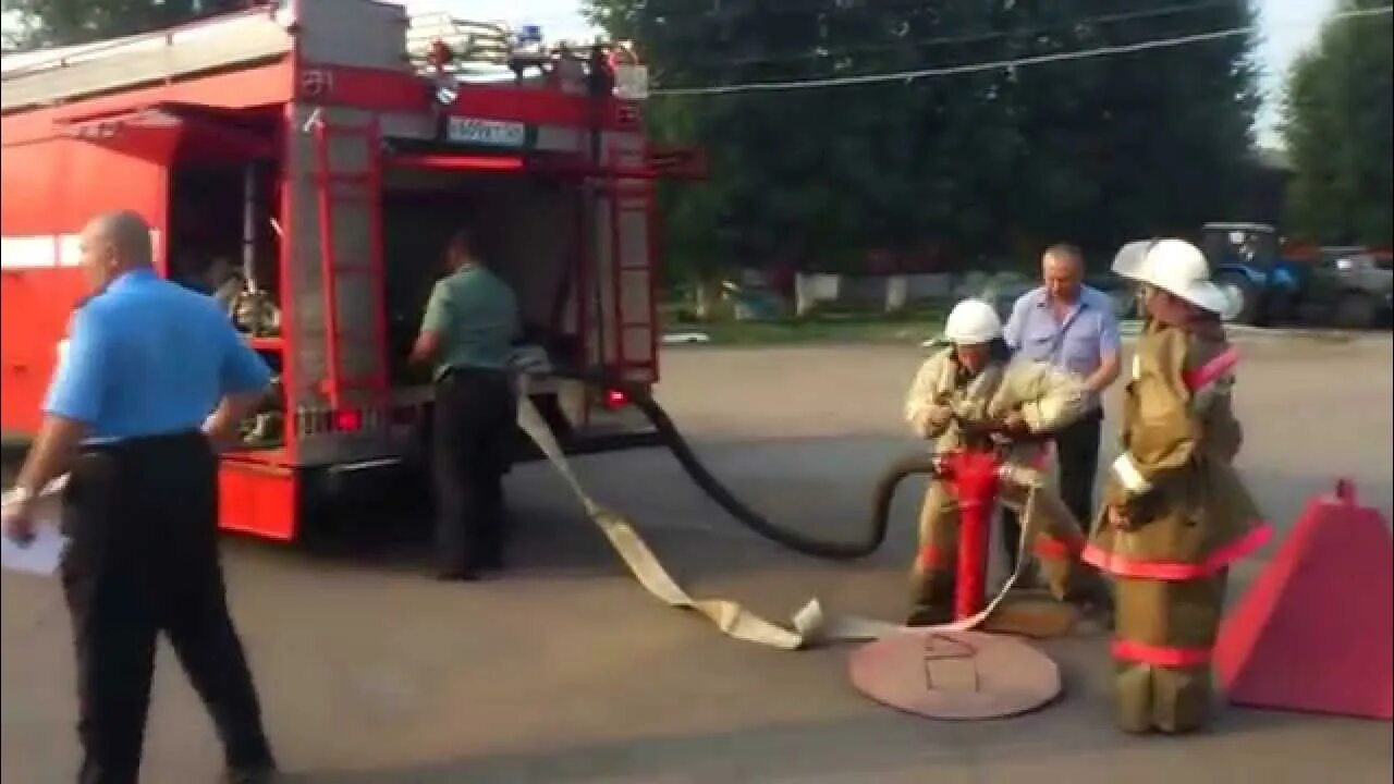 Забор воды видео. Пожарная машина на гидранте. Постановка на гидрант пожарного. Пожарный автомобиль на гидранте. Постановка на гидрант пожарного автомобиля.