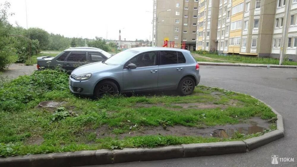Газон авто. Парковка на газоне фото. Газон для парковки автомобиля. Экопарковка газонная решетка бетонная. Парковка на газоне фото.