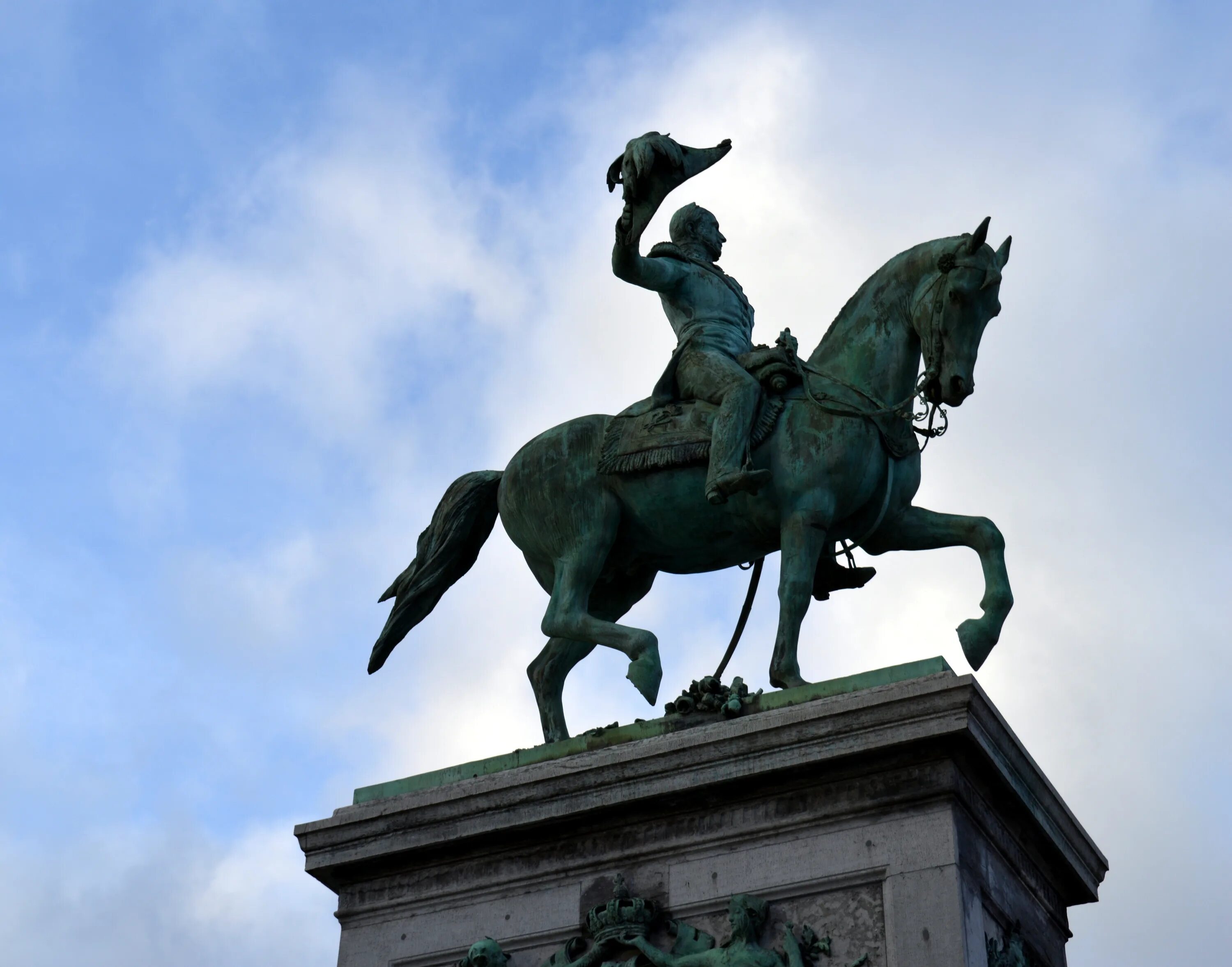Скульптура на коне. Конная статуя Нельсона. Позолоченный конный памятник Карлу великому. Памятник лошади.
