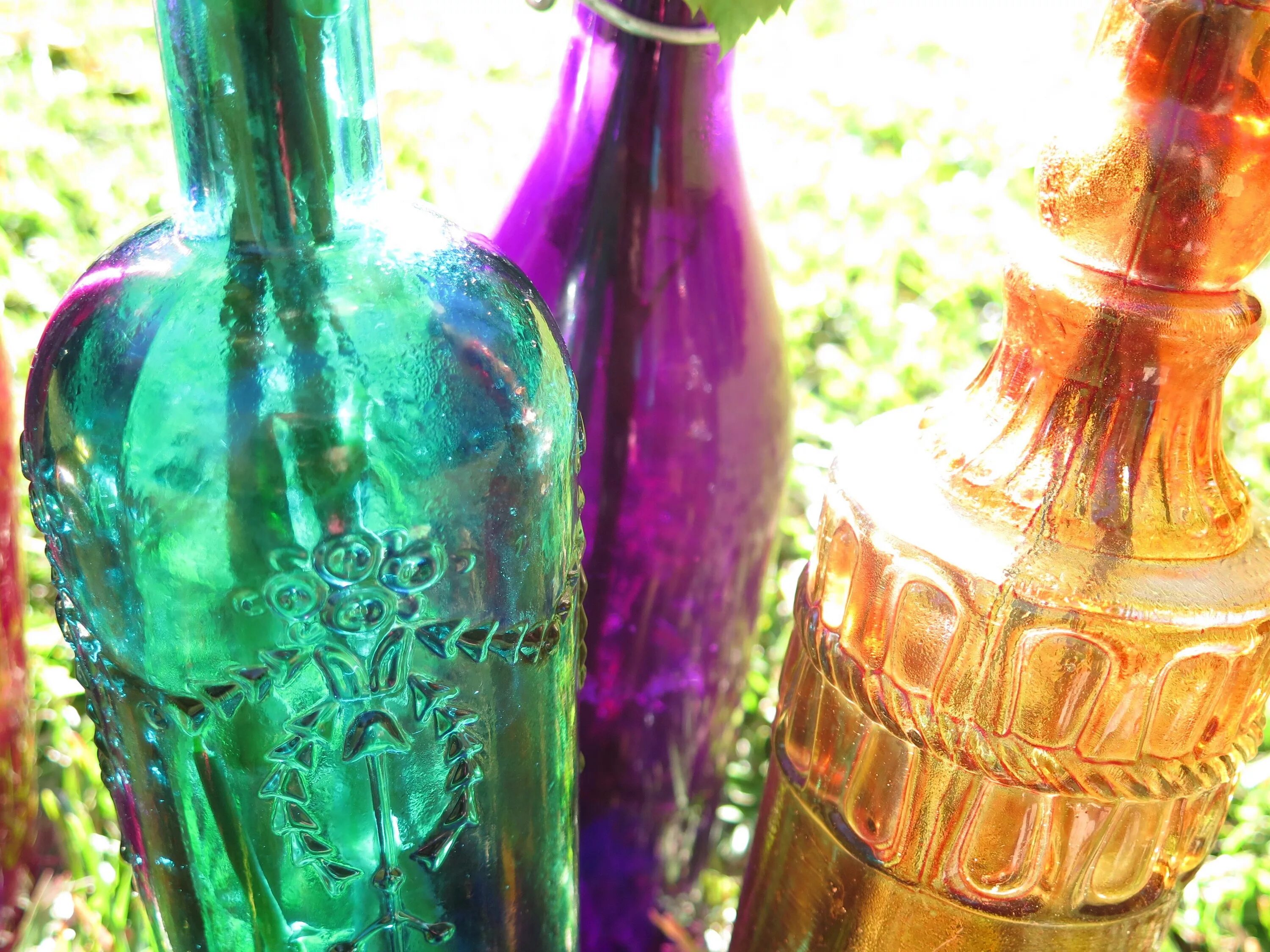 Красивая стеклянная бутылка. Красивые бутылочки. Бутылки для напитков стекло. Напитки в красивых бутылках. Живописная бутылка.