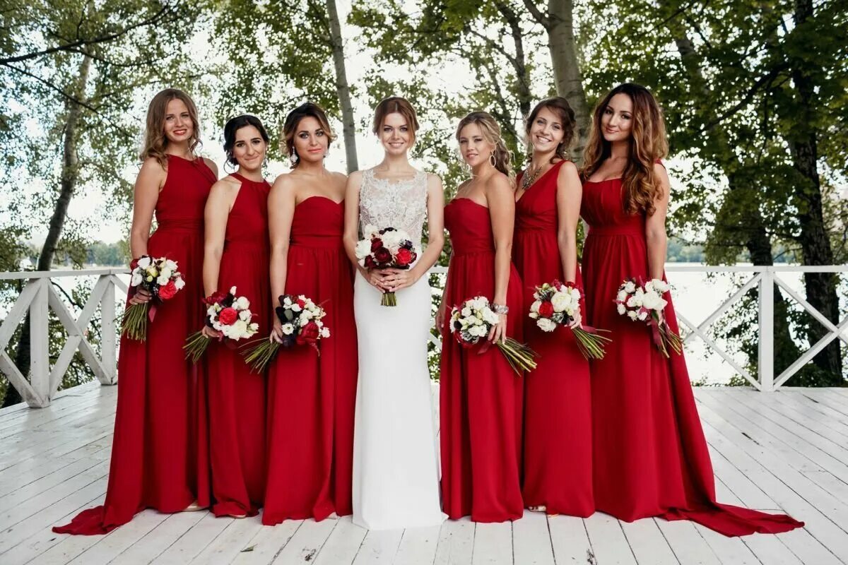 Цвет свадьбы фото. Подружки невесты в одинаковых платьях. Бордовые платья подружек невесты. Свадьба в Красном цвете. Платье на свадьбу к подруге.