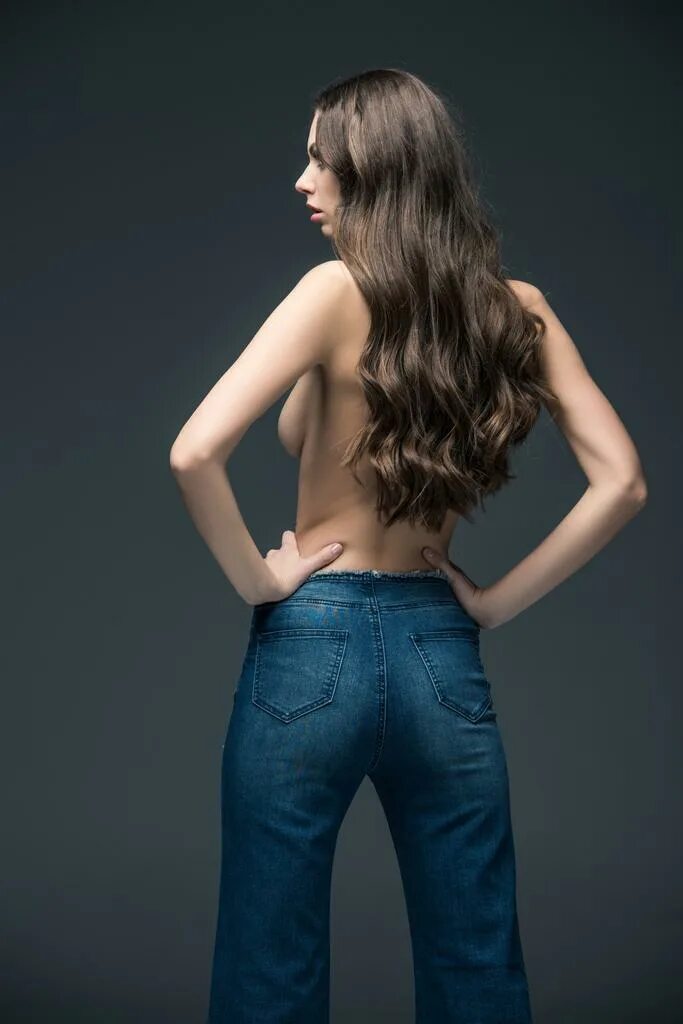 Aya beshen. Женщины топлесс в джинсах. Модель девушки прямые волосы позирует. Девушки в джинсах в грязи. Рыжая в джинсах.