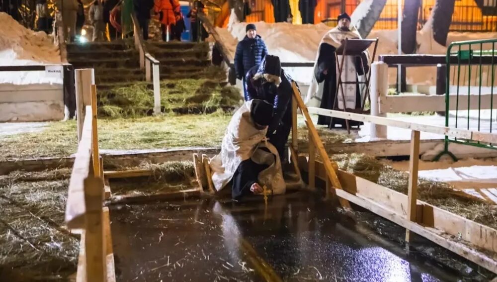 освящение воды. крещение господне иордань. крещение иордань. иордань купель крещение. иордань на крещение.