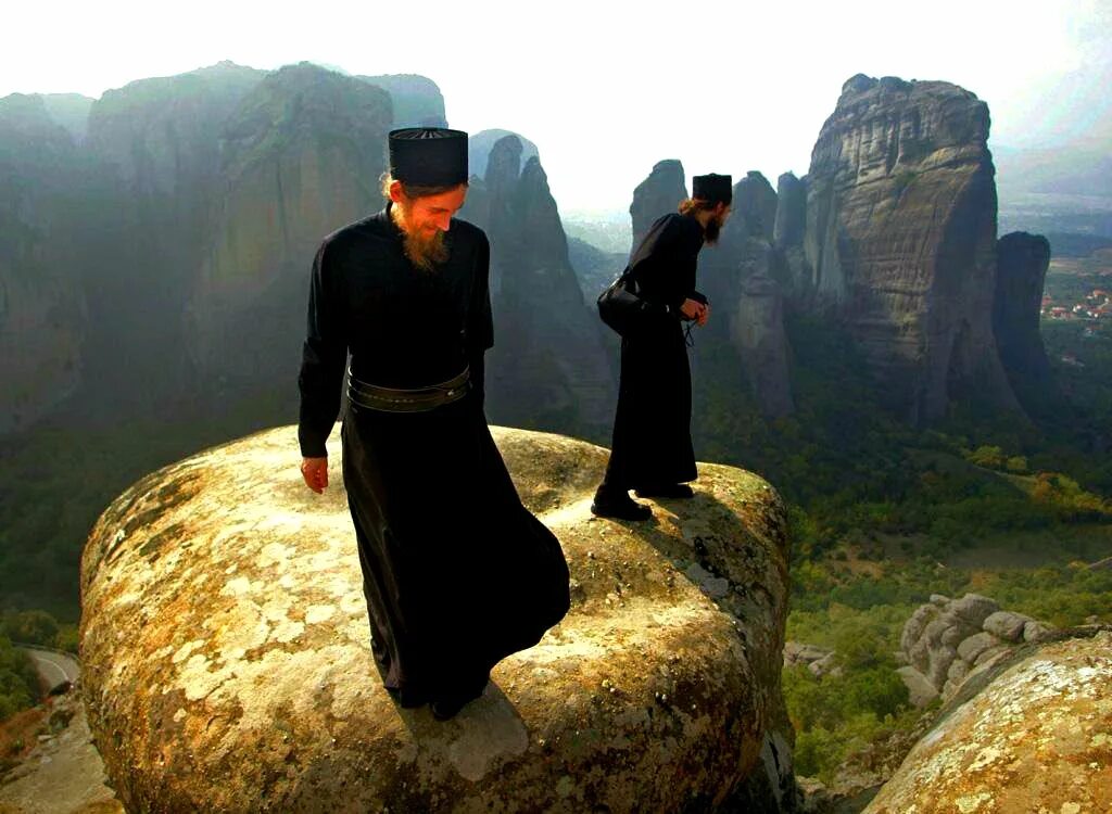 Монах другими словами. 40 Пословиц монахов Святой горы Афон. Монахи горы Афон. Афон монастырь монахи.