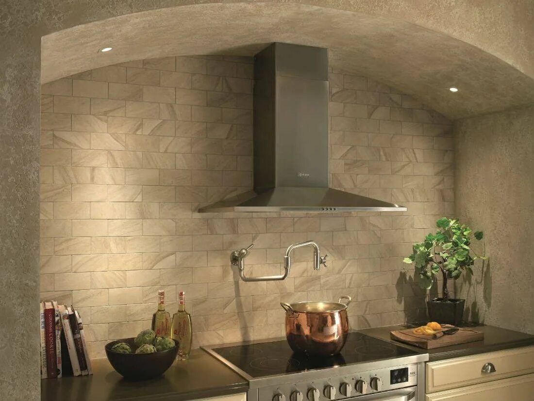 Отделка кухни плиткой. Каменная плитка на кухню. Плитка на кухню на стену. Отделка кухни под камень.
