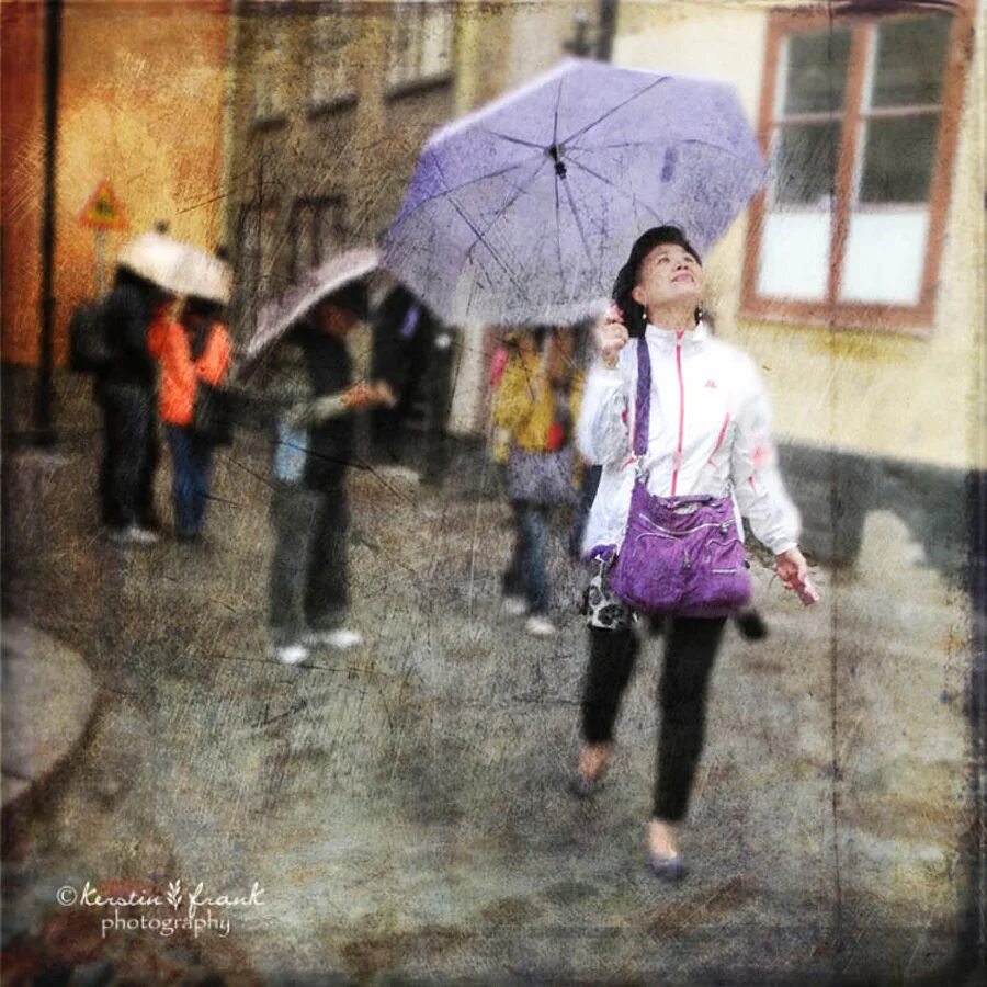 Можно ли гулять в дождь. Прогулка под дождём. Школьники под дождем. Гулять под дождем. Ученица под дождём.