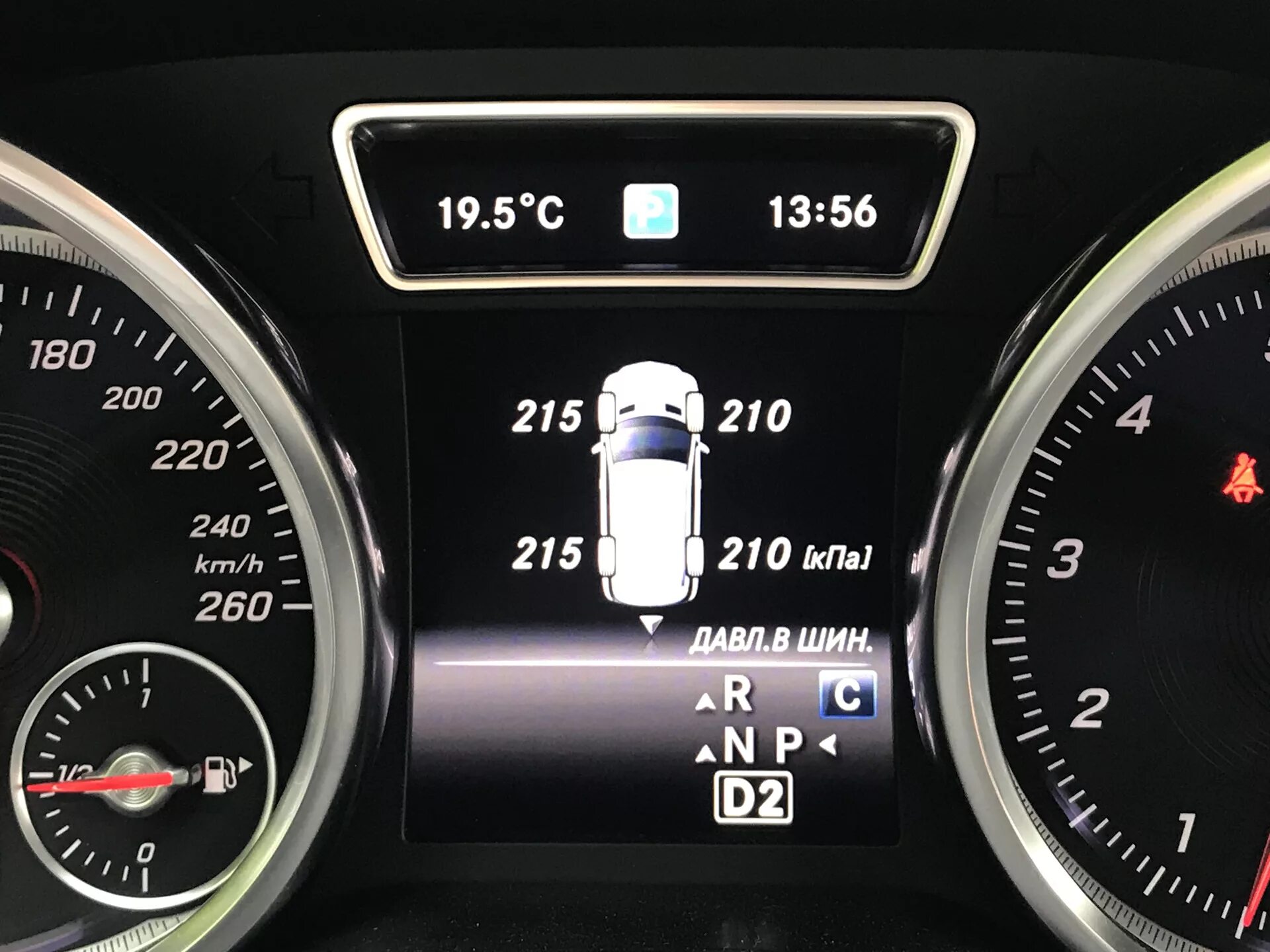 Ошибка давление шин мерседес. Датчик диф давления gle 350d. табличка давления шин mercedes gl w166. спидометр gle300. bmw f15 падение давления в шинах.