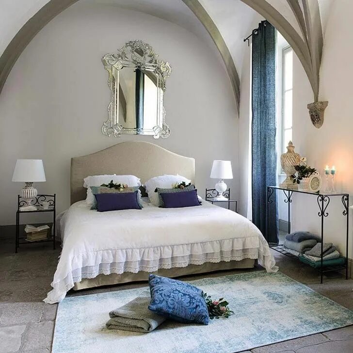 French room. Кровать в средиземноморском стиле. Спальня в средиземноморском стиле. Спальня во французском стиле. Средиземноморский стиль в интерьере спальни.
