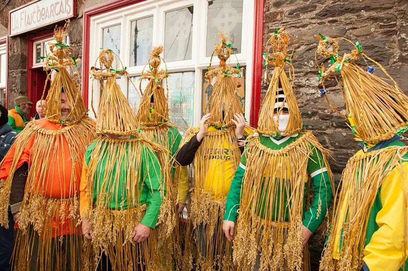 What old irish traditions. 26 Декабря- день Святого Стефана в Ирландии. День крапивника (Wren Day) - Ирландия. Соломенные мальчики Ирландия. Праздник Святого Стефана в Ирландии.