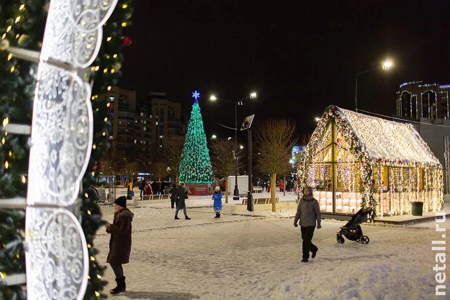 Каток на юности зеленоград. Площадь юности Зеленоград зима. Площадь юности Зеленоград зимой. Зеленоград пл.юности ёлка. Зеленоград новый год.