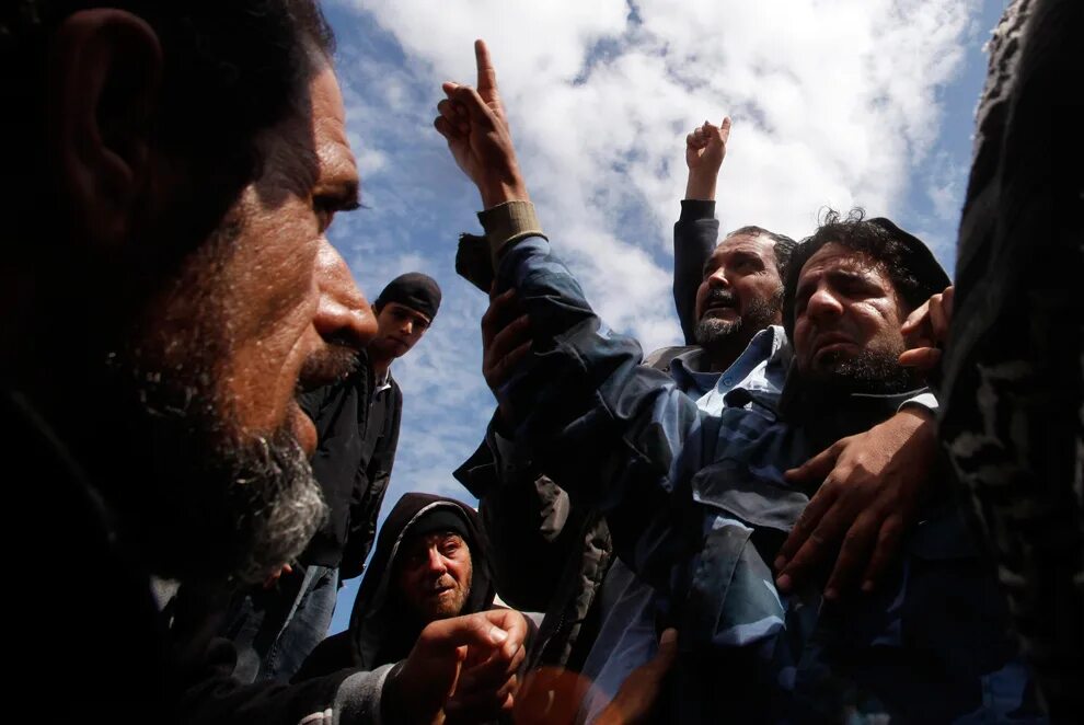 терроризм. помощь повстанцам. помощь повстанцам. силуэт солдата. терроризм эстетика.