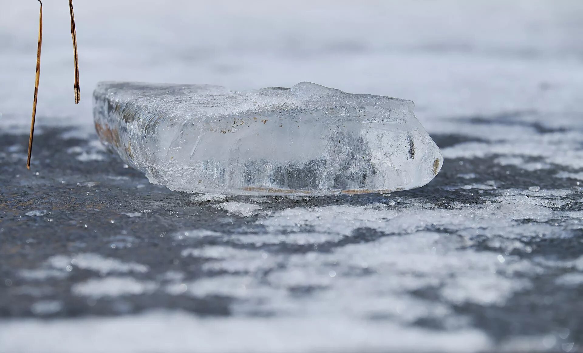 Замерзшая вода. Кусок льда. Серый лед. Дети на льду. Кусочки льда на реке