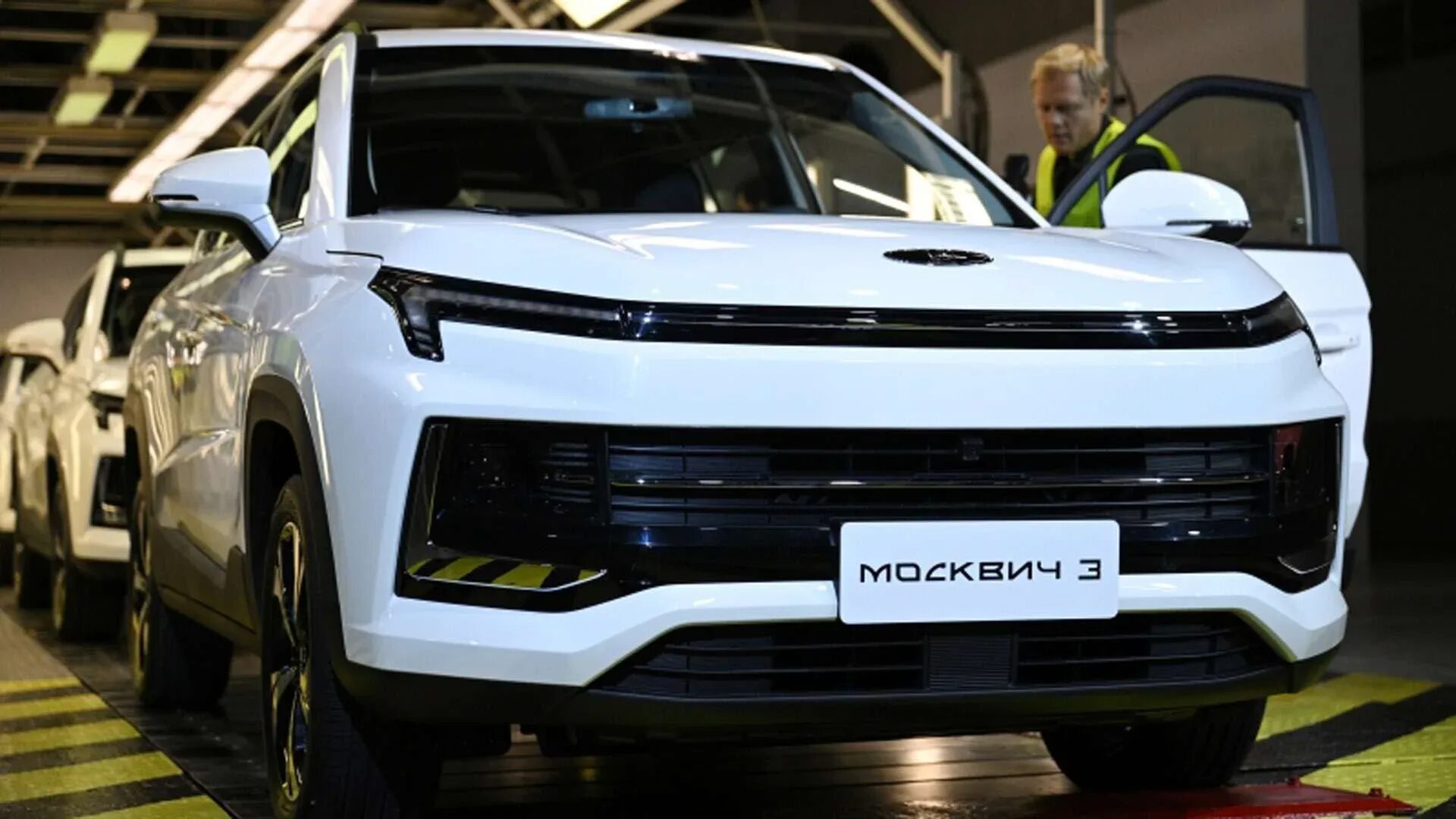 Сборка автомобиля. Новая приора 2023. Новинки российского автопрома. Инженеры бмв. Бремен завод мерседес-бенц.