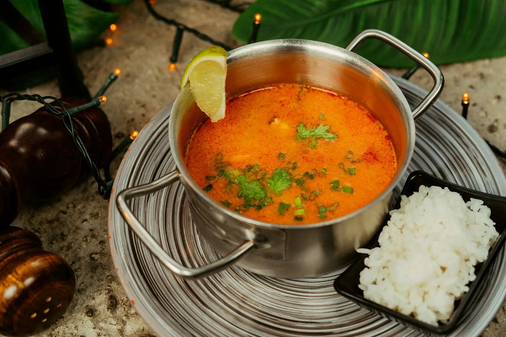 суп с морепродуктами. том ям кунг (tom yum goong). мама суп тайский. том ям с лаймом. том ям рецепт с основой для супа.