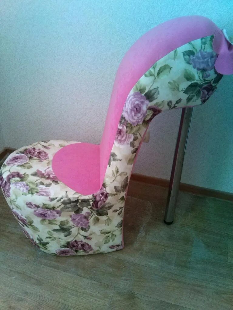 Кресло туфелька на шпильке. Кресло туфелька меком. Кресло туфля. Екатерина енокаева ножки. Диван туфля.